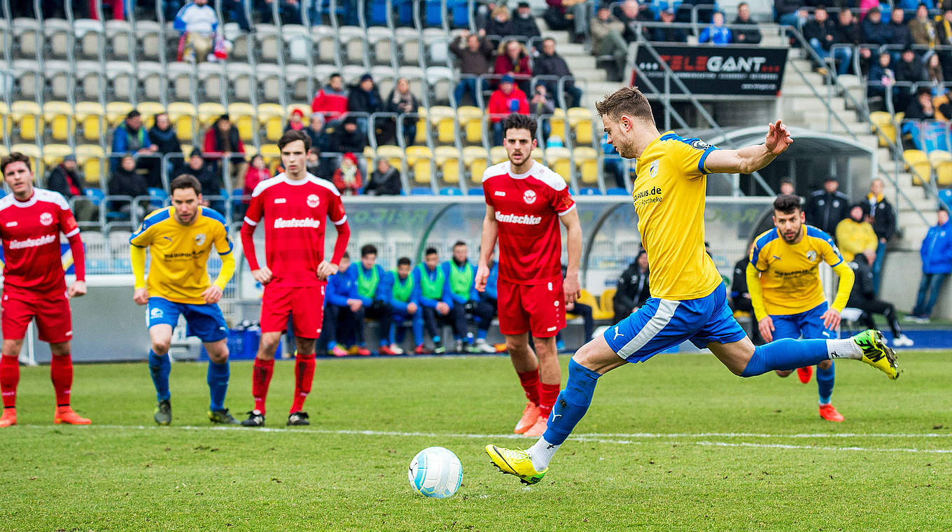 Trifft vom Elfmeterpunkt zur Jenaer Führung: Timmy Thiele © imago/Christoph Worsch