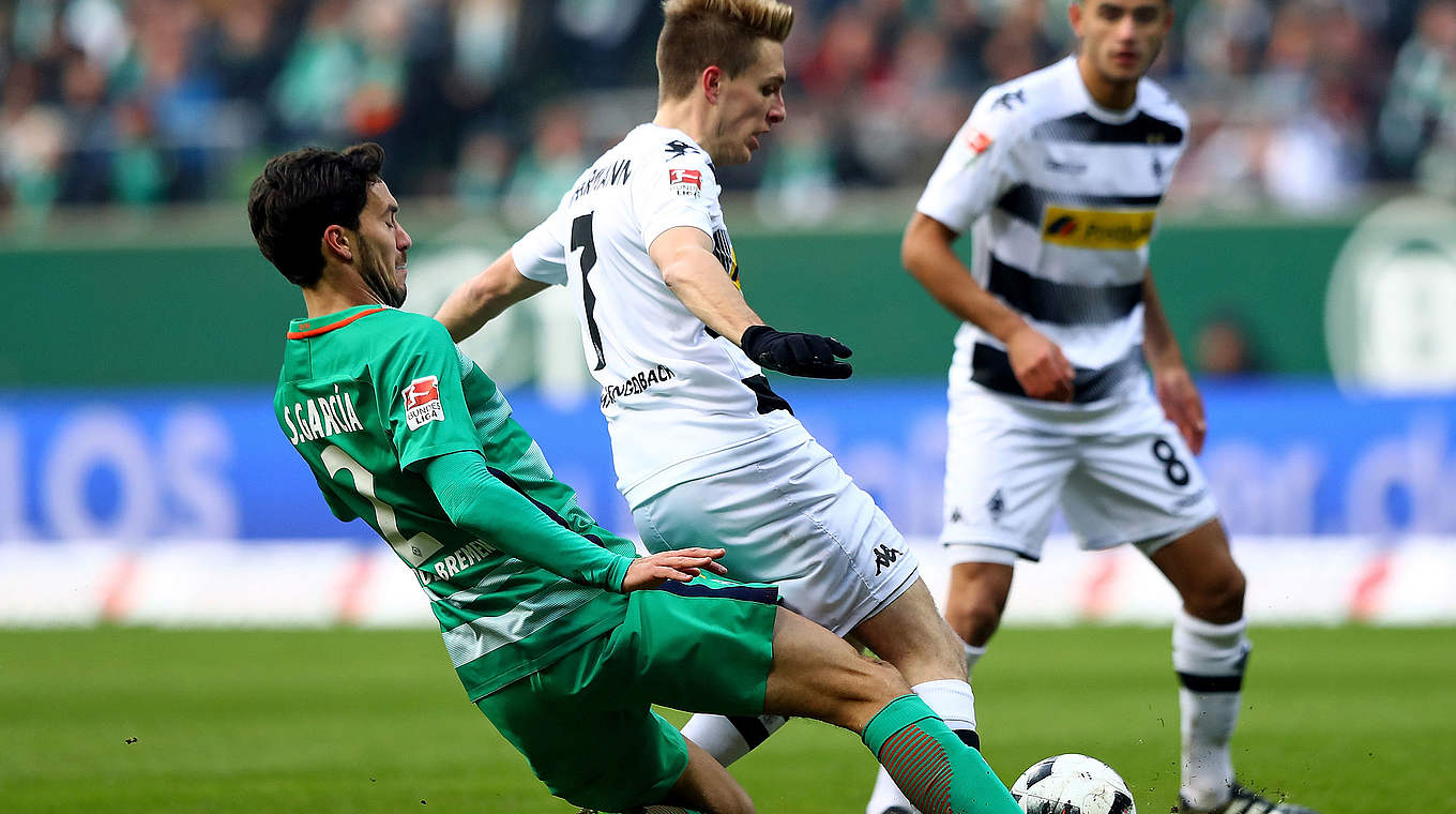 Patrick Herrmann and Santiago Garcia battle for possession in Bremen.  © 2017 Getty Images