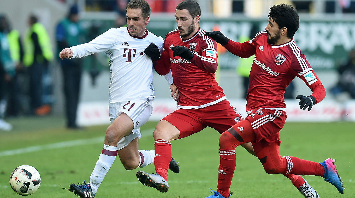 Phillipp Lahm and Bayern struggled to break Ingolstadt down until the last minute.  © AFP/Getty Images