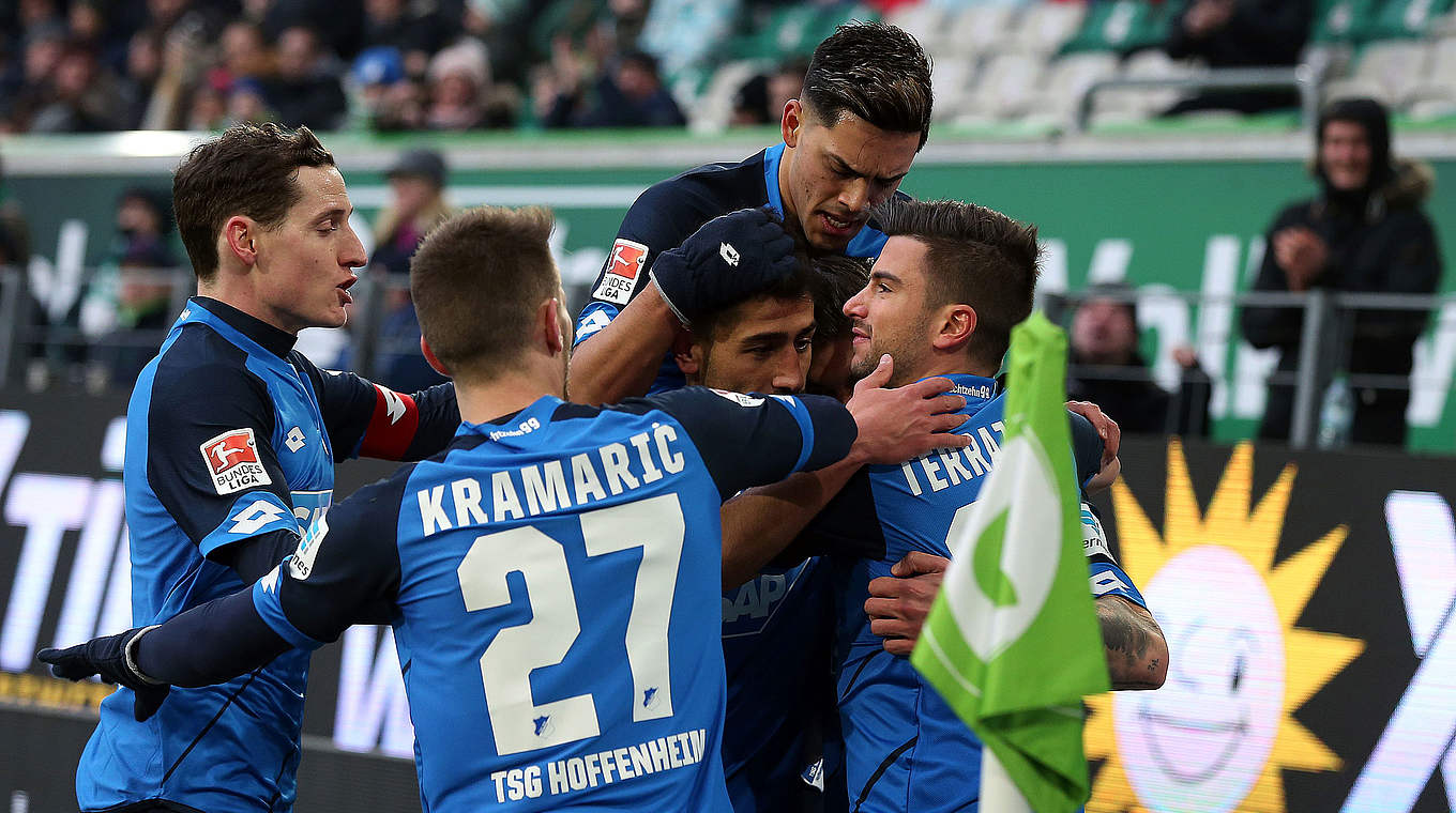 Jubel nach dem Führungstreffer: 1899 Hoffenheim um Torschütze Steven Zuber (M.) © RONNY HARTMANN/AFP/Getty Images