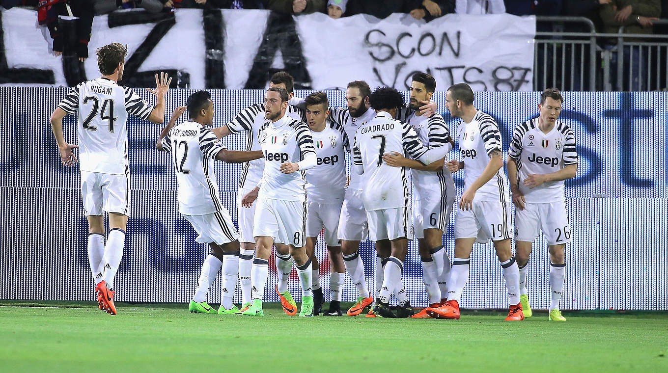 Fünfter Sieg in Serie: Juventus Turin um Sami Khedira (3.v.r.) jubelt © 2017 Getty Images