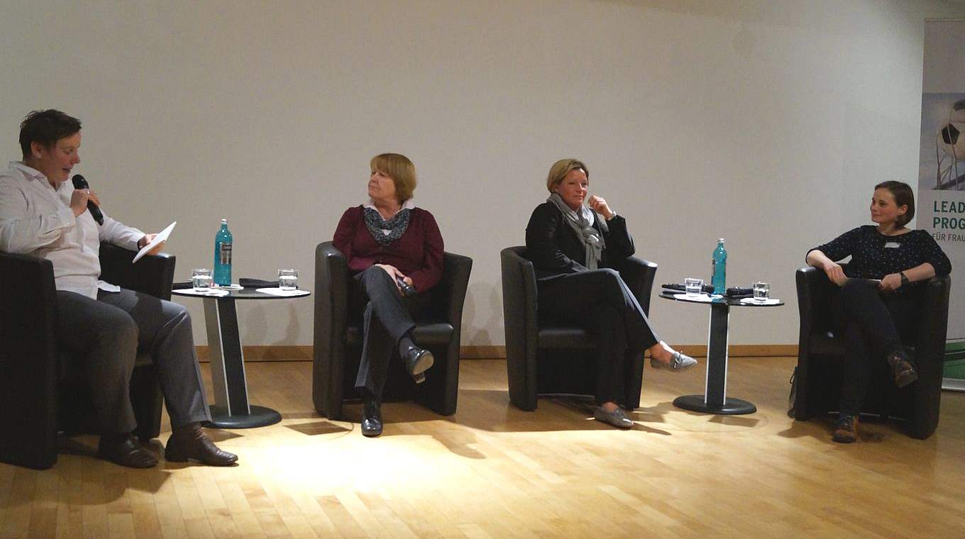 Im Dialog: Hannelore Ratzeburg (2.v.l.) und Teilnehmerinnen des Leadership-Programms © DFB