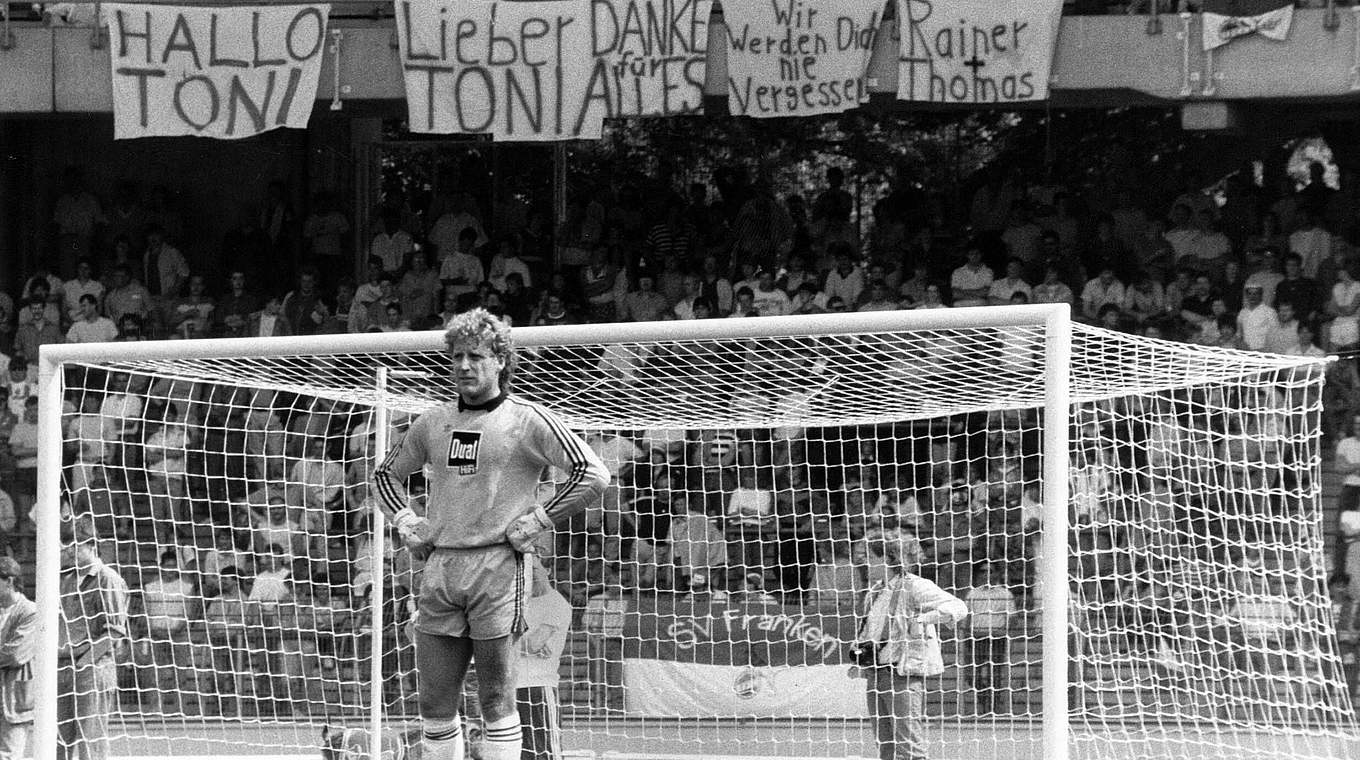 "Wir werden Dich nie vergessen": Toni Schumacher 1988 mit Schalke zurück in Köln © imago sportfotodienst