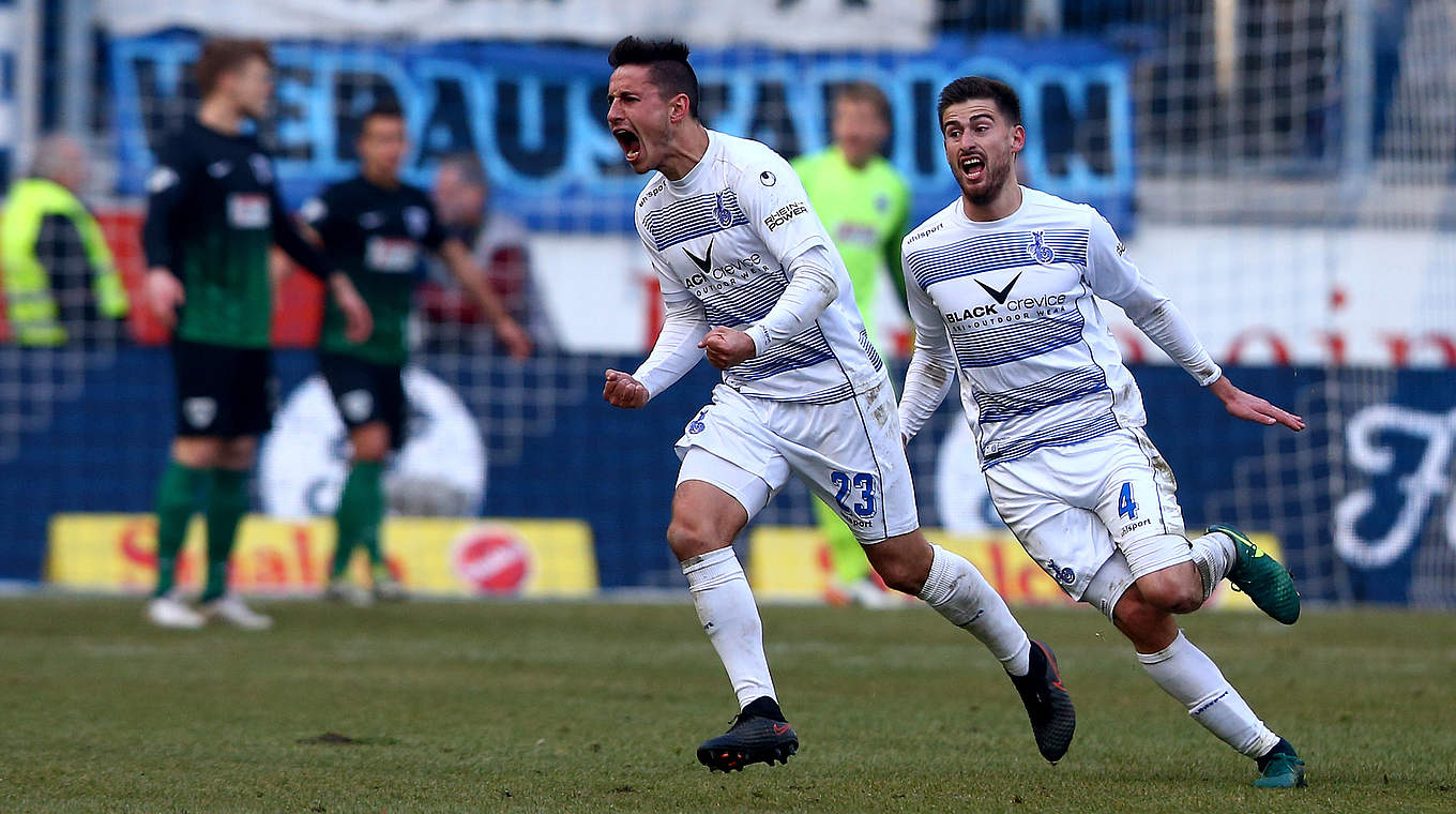 Traumtor in der Nachspielzeit: Duisburgs Schnellhardt (v.) trifft zum Sieg gegen Münster © 2017 Getty Images