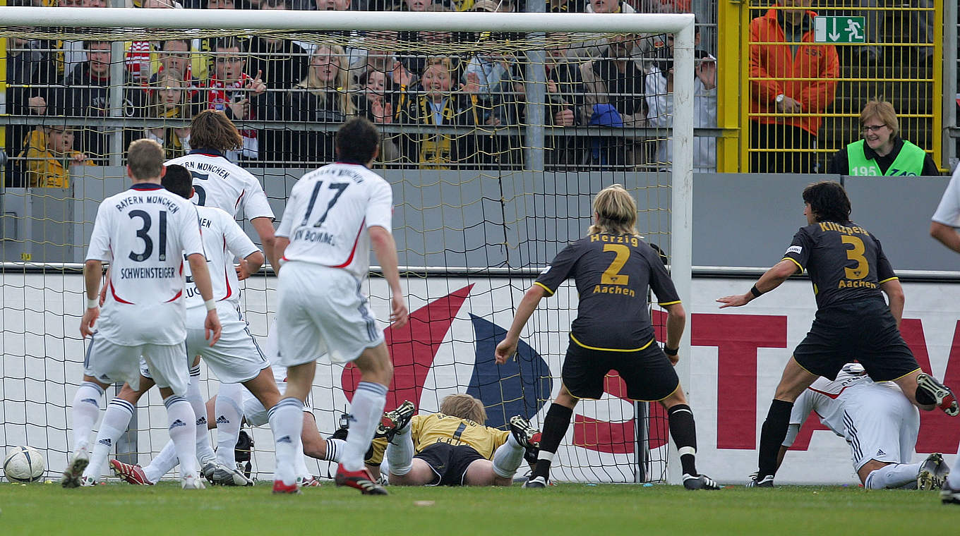 Entscheidung beim Aachener Sieg gegen den FC Bayern: Alexander Klitzpera (r.) trifft © 2007 Getty Images