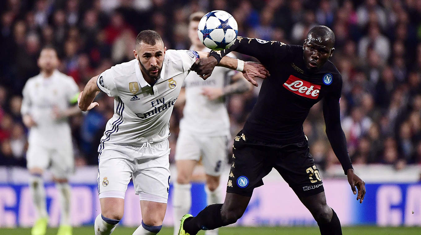 Kampf um den Ball: Real Madrids Karim Benzema (l.) und Neapels Kalidou Koulibaly © PIERRE-PHILIPPE MARCOU/AFP/Getty Images