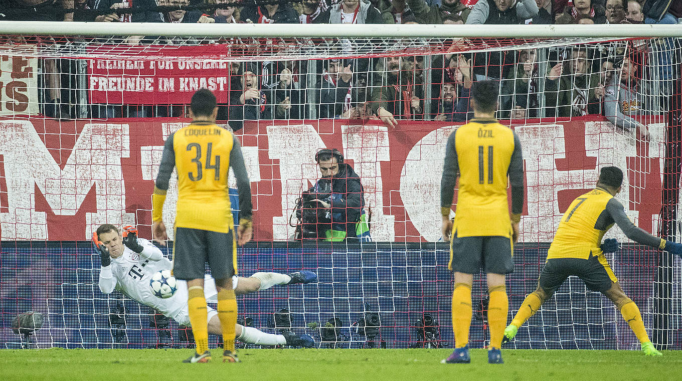 Hält den Elfmeter, beim Nachschuss von Sanchez ist er machtlos: Manuel Neuer (l.) © 2017 Getty Images