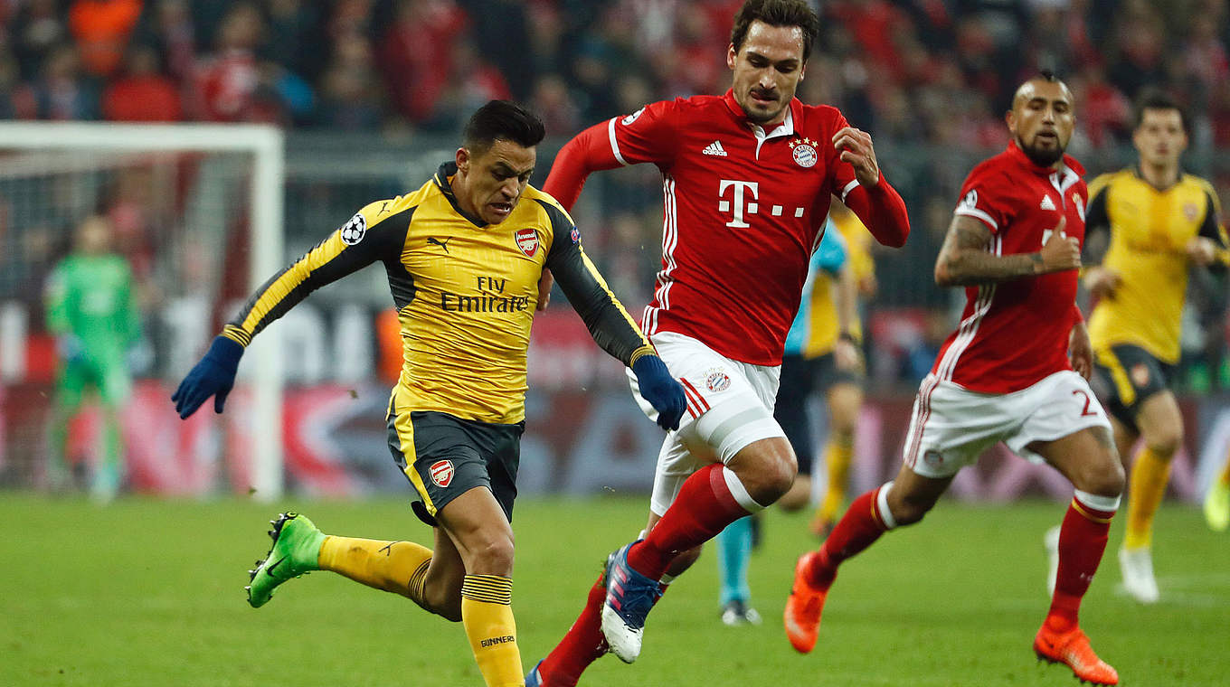 Laufduell: Bayerns Weltmeister Mats Hummels (r.) gegen Arsenals Sanchez © ODD ANDERSEN/AFP/Getty Images