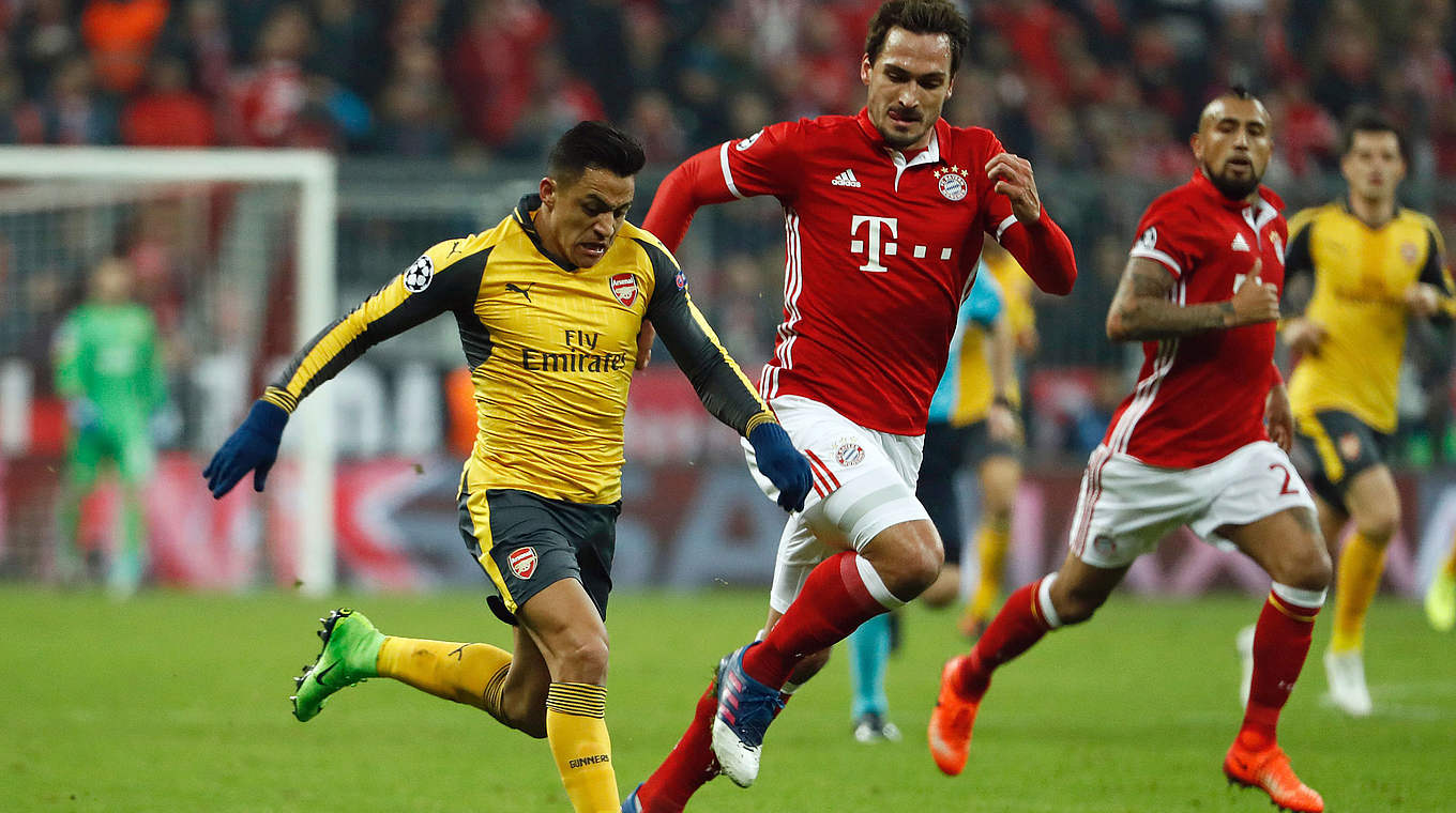 Hummels im Duell mit Sanchez (l.): "Arsenal hatte zwei, drei Konter neben dem Elfmeter" © AFP/Getty Images