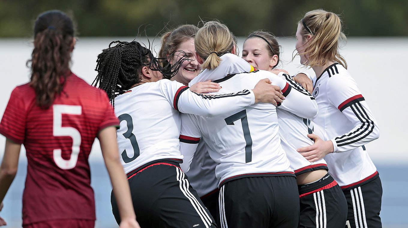 Die U 16-Juniorinnen jubeln: Berning und Wimmer treffen beim 2:1 gegen Portugal © 2017 Getty Images
