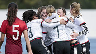 Die U 16-Juniorinnen jubeln: Berning und Wimmer treffen beim 2:1 gegen Portugal © 2017 Getty Images