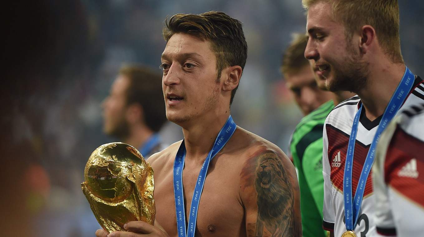 "Es war eine wunderbare Reise": Mesut Özil mit dem WM-Pokal 2014 in Rio © Getty Images