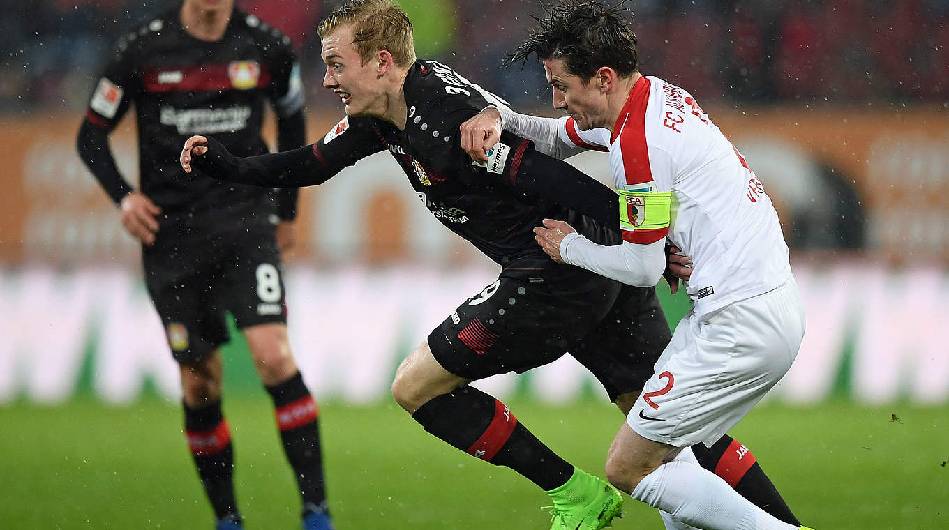 Laufduell: Nationalspieler Julian Brandt (M.) gegen Augsburgs Kapitän Paul Verhaegh © 2017 Getty Images