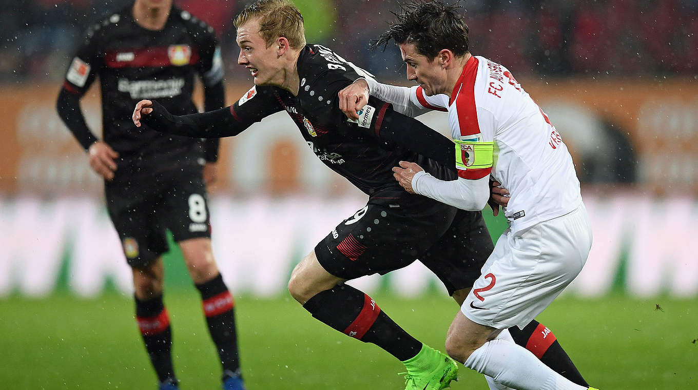 Leverkusen's Kevin Kampl just cannot get there to beat Hitz © 2017 Getty Images