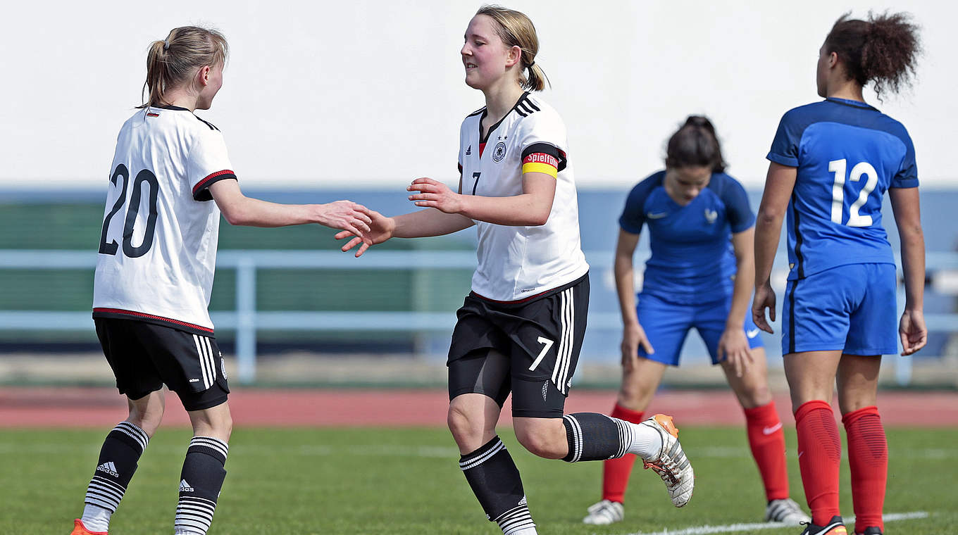 Bejubelt ihren Siegtreffer gegen Frankreich: die Spielführerin Pauline Wimmer (2.v.l.) © 2017 Getty Images