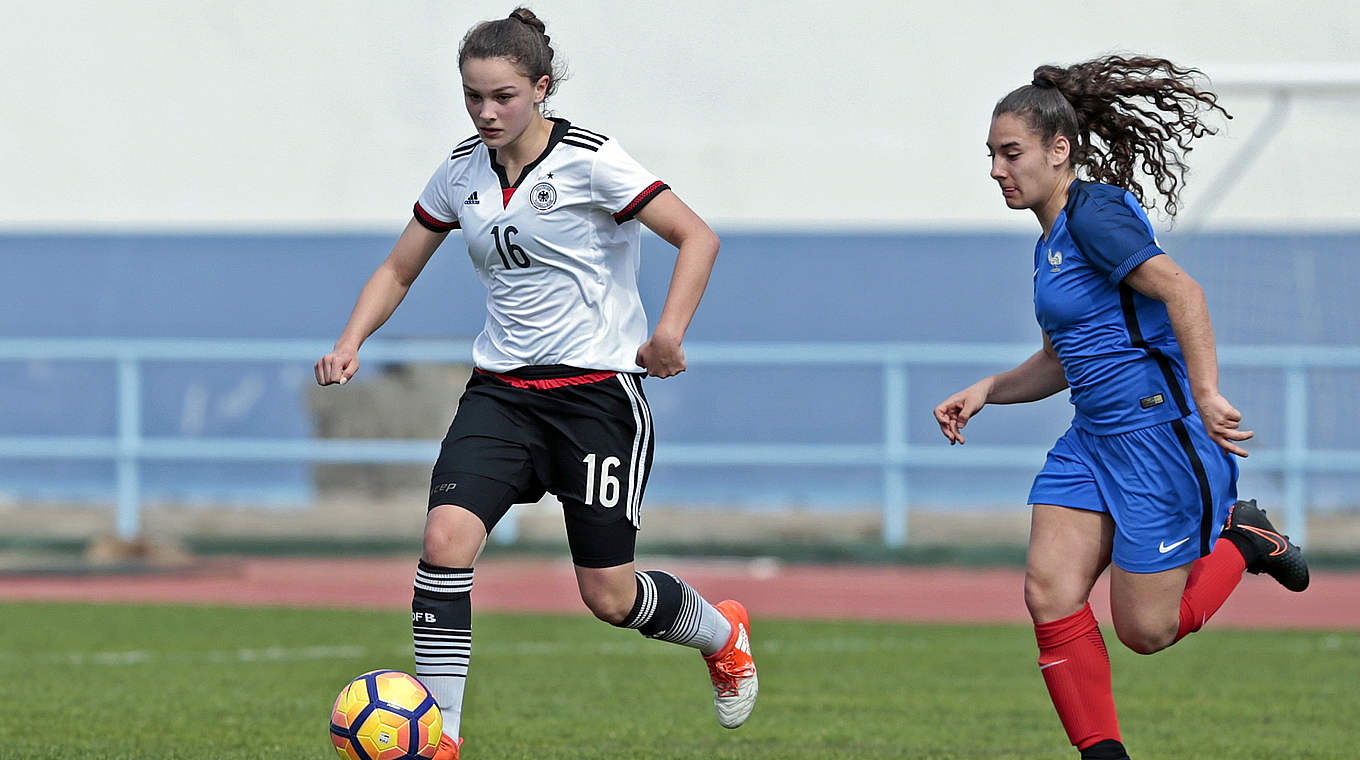 Setzt sich dynamisch durch: Sanja Homann (l.) beim UEFA-Turnier gegen Frankreich © 2017 Getty Images