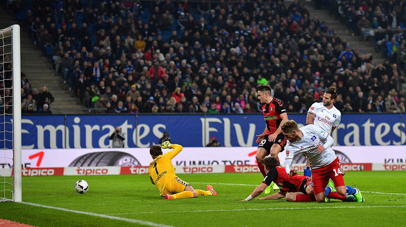 Führungstreffer mit links: Aaron Hunt erzielt das 1:0 für den HSV © 2017 Getty Images