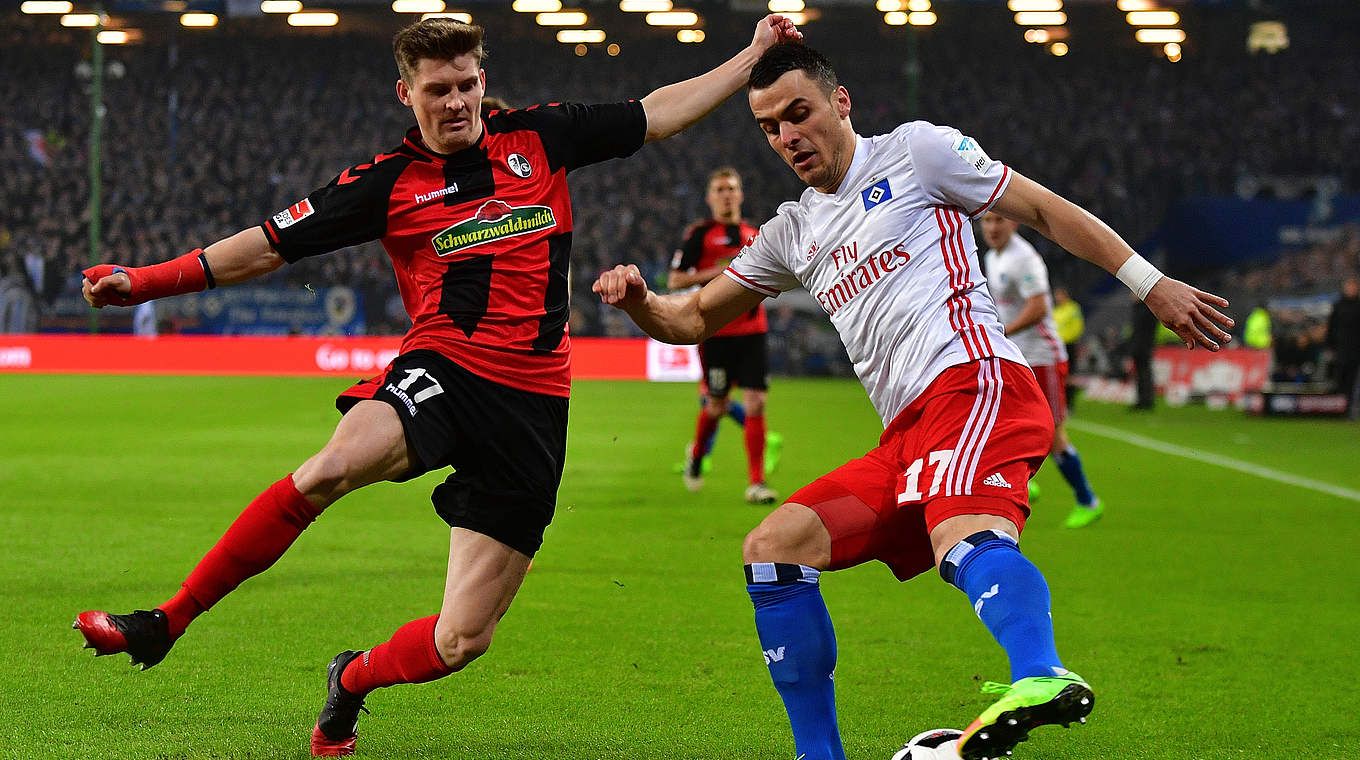 Am Ball bleiben: Filip Kostic (r.) im Zweikampf mit Freiburgs Lukas Kübler © 2017 Getty Images