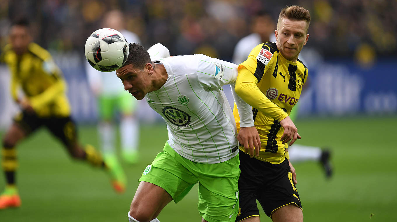 Unglücksrabe: Jeffrey Bruma (l.) köpft die Kugel im Spiel in Dortmund ins eigene Tor © 2017 Getty Images