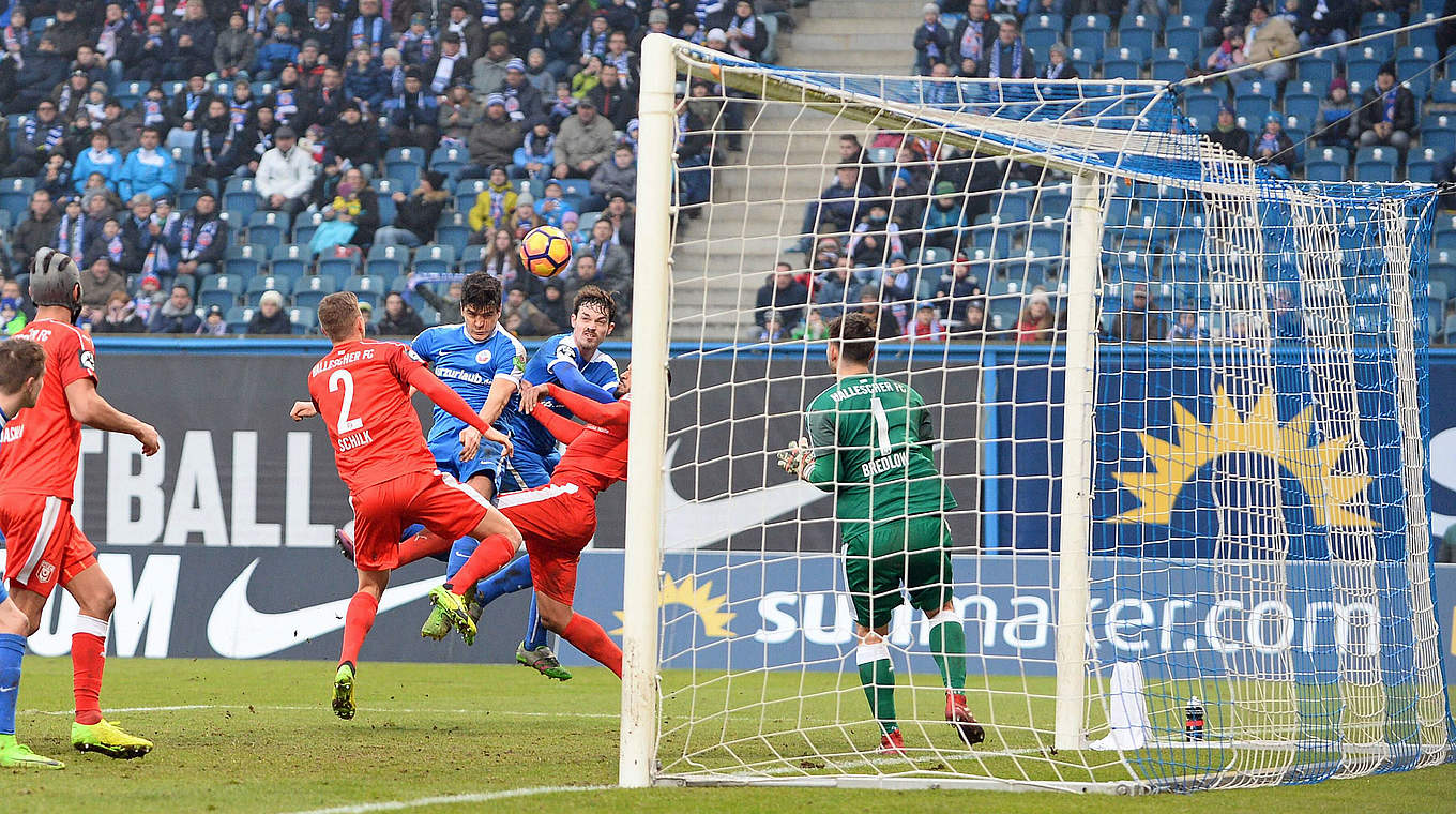 Später Siegtreffer: Rostocks Marcus Hoffmann (3.v.l.) köpft in Minute 80 gegen Halle ein © imago/Jan Huebner