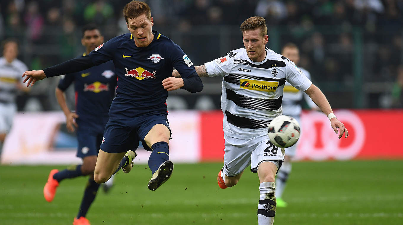 Marcel Halstenberg and André Hahn battle to win the ball © AFP/Getty Images