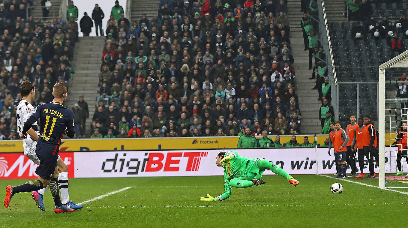 Aus spitzem Winkel eingenetzt: Timo Werner (Nr. 11) schießt zum 2:0 für Leipzig ein © 2017 Getty Images