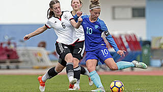 Im Zweikampf: Lina Jubel (l.) gegen Oranje-Spielführerin Kirsten van de Westeringh © 2017 Getty Images