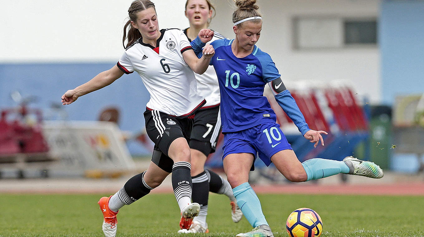 Im Zweikampf: Lina Jubel (l.) gegen Oranje-Spielführerin Kirsten van de Westeringh © 2017 Getty Images