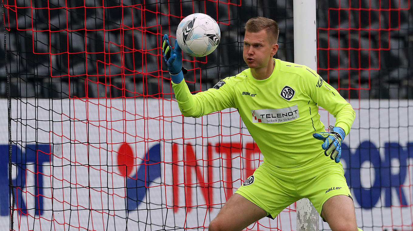 200. Meisterschaftsspiel für Aalen,  133 Spiele in der 3. Liga: Torhüter Daniel Bernhardt © 2016 Getty Images