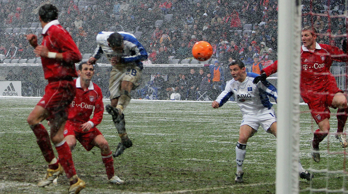 Nigel de Jong (M.) köpft 2006 kurz vor dem Abpfiff den 2:1-Siegtreffer für den HSV © 2006 Getty Images