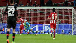 Zweiter Streich der Gäste: Antoine Griezmann (2.v.l.) überwindet Keeper Bernd Leno © 2017 Getty Images