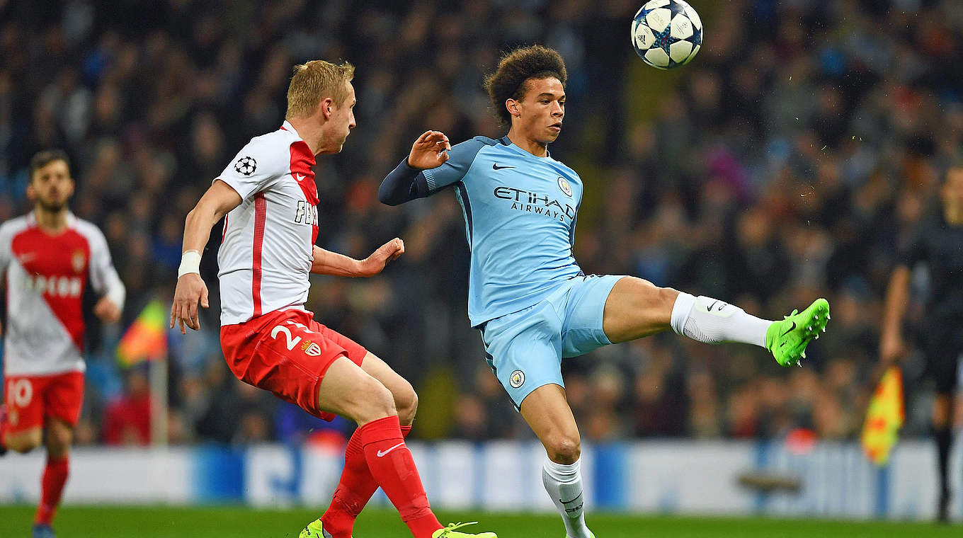 Leitet die zwischenzeitliche 1:0-Führung Manchesters ein: Leroy Sané (r.) © 2017 Getty Images