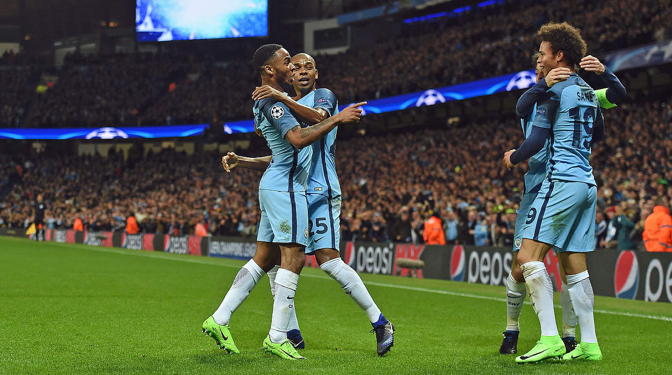 City kann vom Viertelfinale träumen: Sané (r.) und Kollegen feiern den Heimsieg © AFP/Getty Images