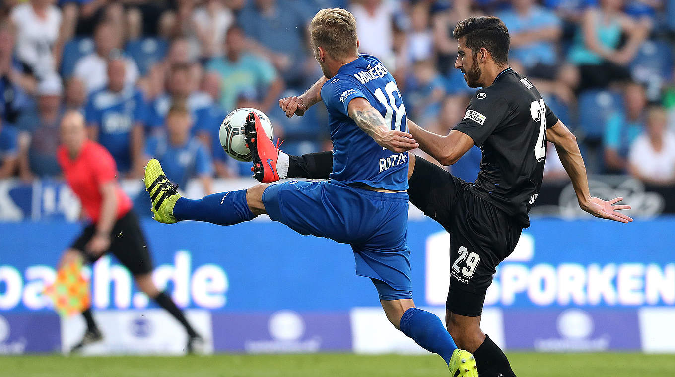 Zweikampf aus dem Hinspiel: Magdeburgs Butzen (l.) attackiert Duisburgs Erat © 2016 Getty Images