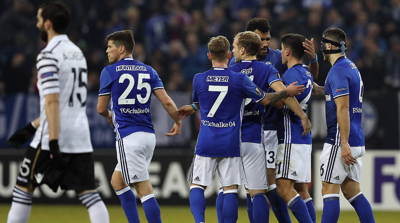 Schalke celebrate marching into the last 16 © 2017 Getty Images