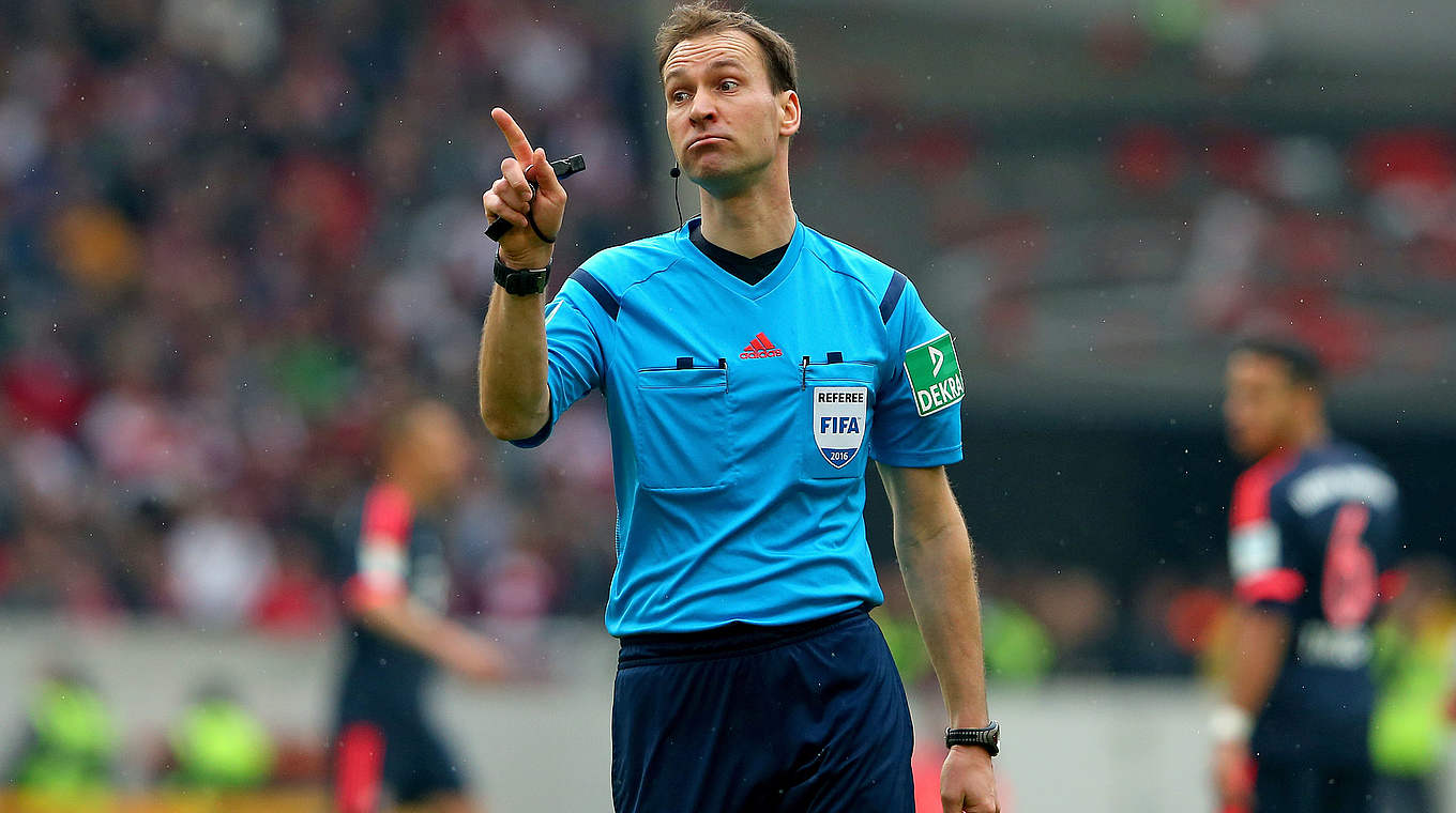 Vor seinem 59. Bundesliga-Einsatz: FIFA-Referee Bastian Dankert © 2016 Getty Images