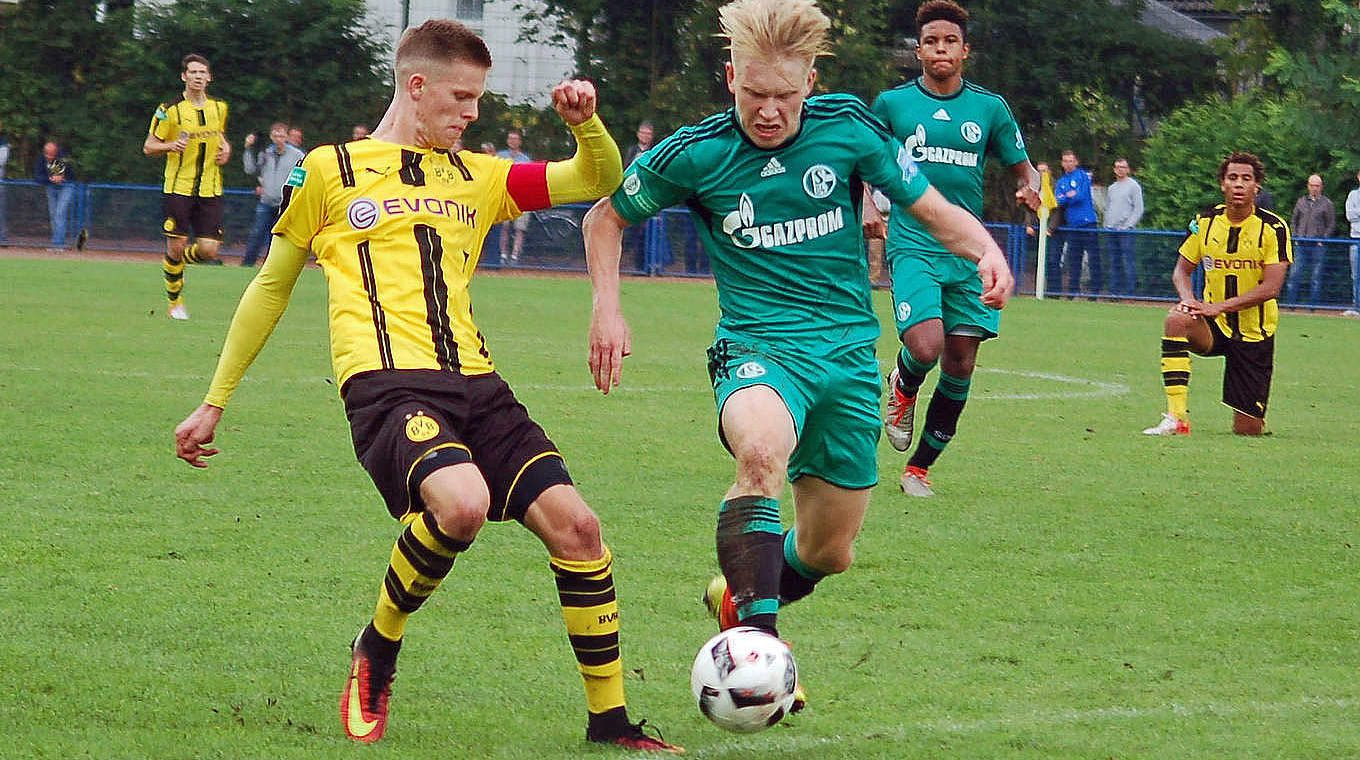 Enge Duelle im Hinspiel: der Dortmunder Burnic (l.) gegen Czyborra © MSPW