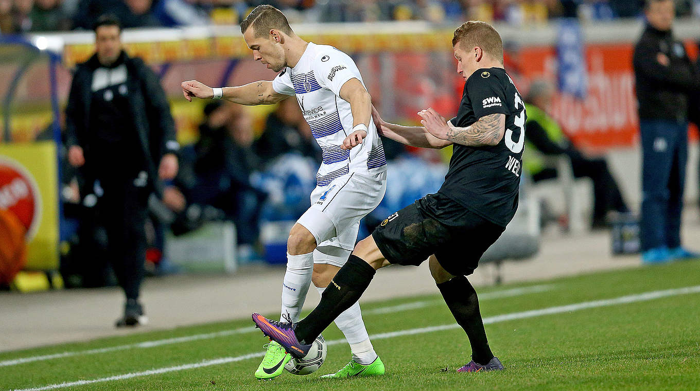 Zweikampf in einer hitzigen Partie: Stanislaw Iljutschenko und Magdeburgs Richard Weil (r.) © 2017 Getty Images