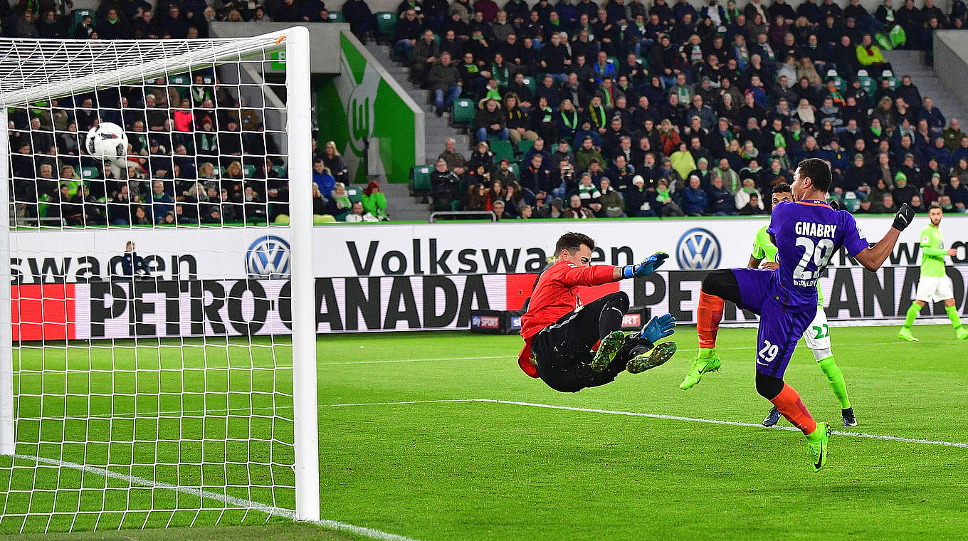 Zweiter Streich: Serge Gnabry (r.) schaltet vor dem Wolfsburger Tor am schnellsten © 2017 Getty Images