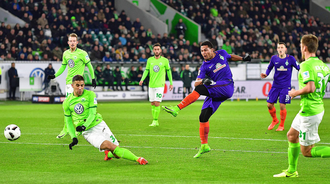 Erster Streich von Gnabry: Der Nationalspieler (3.v.r.) trifft - abgefälscht - aus der Distanz © 2017 Getty Images