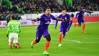 Matchwinner für Werder Bremen in Wolfsburg: Doppeltorschütze Serge Gnabry (2.v.l.) © 2017 Getty Images