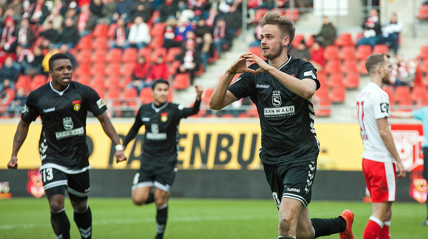 Trifft zu Großaspachs glücklichem Sieg in Halle: Lucas Röser (r.) © imago/VIADATA