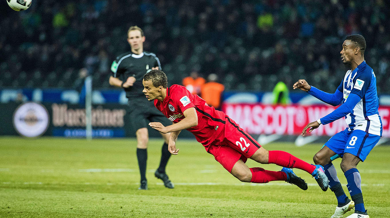 Per Flugkopfball geklärt: Frankfurts Timothy Chandler (l.) ist vor Salomon Kalou am Ball © AFP/Getty Images