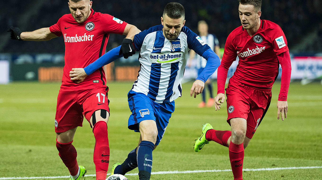 Von zwei Frankfurter Gegenspielern nicht zu stoppen: Torschütze Vedad Ibisevic (M.) © AFP/Getty Images