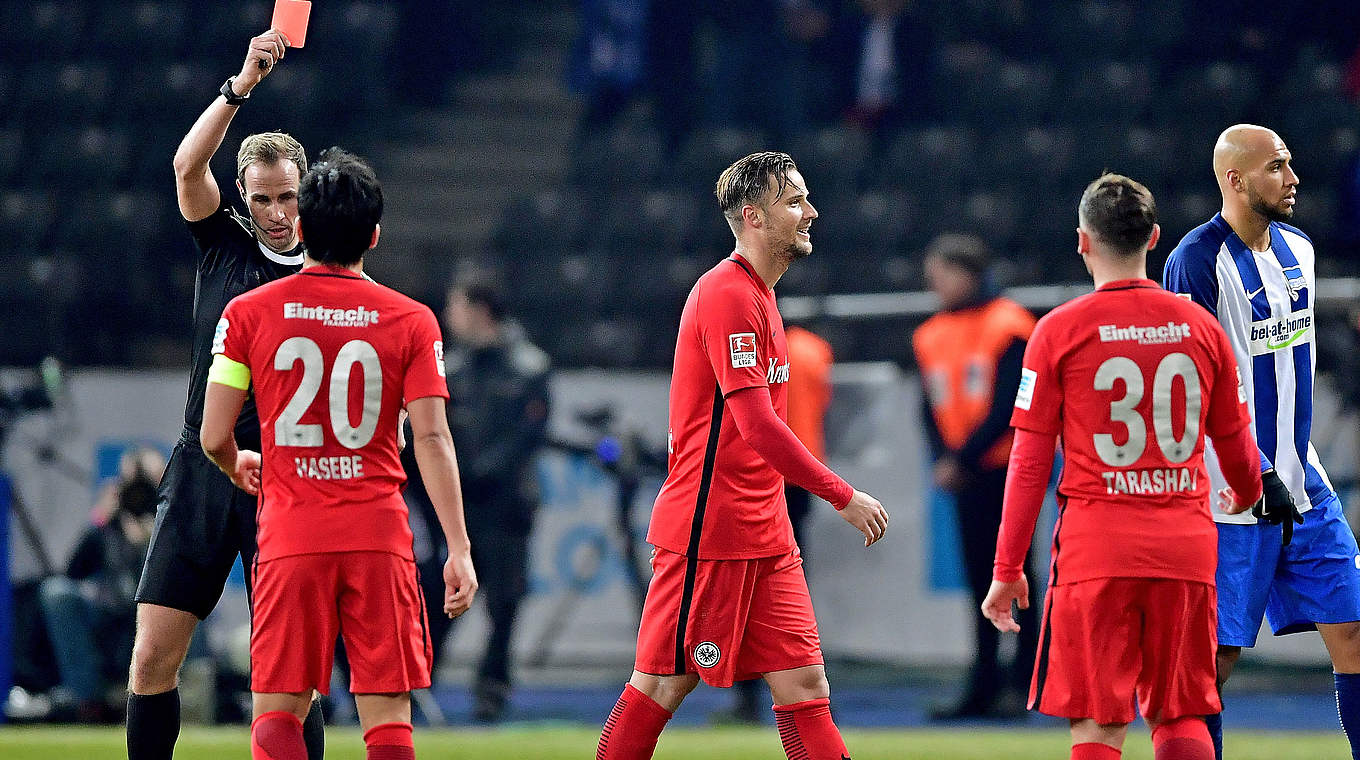 Rote Karte: Frankfurts Haris Seferovic (3.v.l.) muss am Samstagabend in Berlin vom Platz © 2017 Getty Images