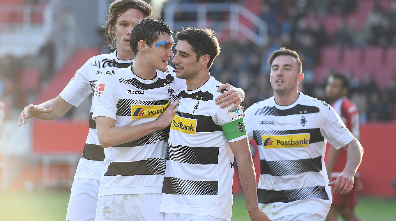 Gladbach feiert das 2:0: Stindl (2.v.r.) und Hahn treffen © 2017 Getty Images