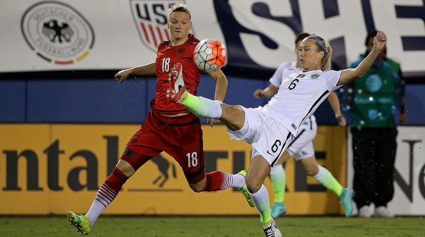 SheBelives Cup 2016: Alexandra Popp (l.) unterliegt mit Deutschland mit den USA 1:2 © 2016 Getty Images