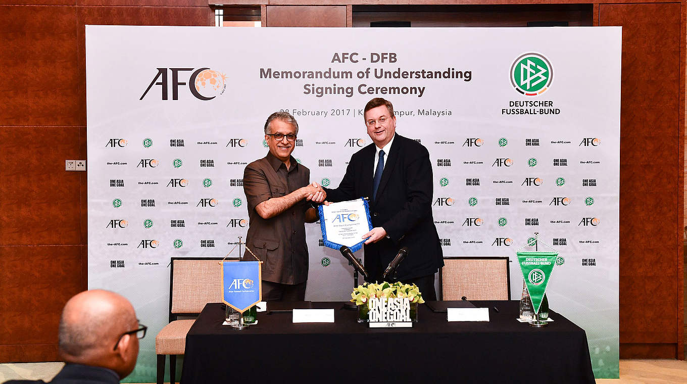 DFB-Präsident Reinhard Grindel (r.) mit AFC-Präsident Salman bin Ebrahim Al Khalifa © AFC