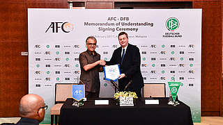 DFB-Präsident Reinhard Grindel (r.) mit AFC-Präsident Salman bin Ebrahim Al Khalifa © AFC