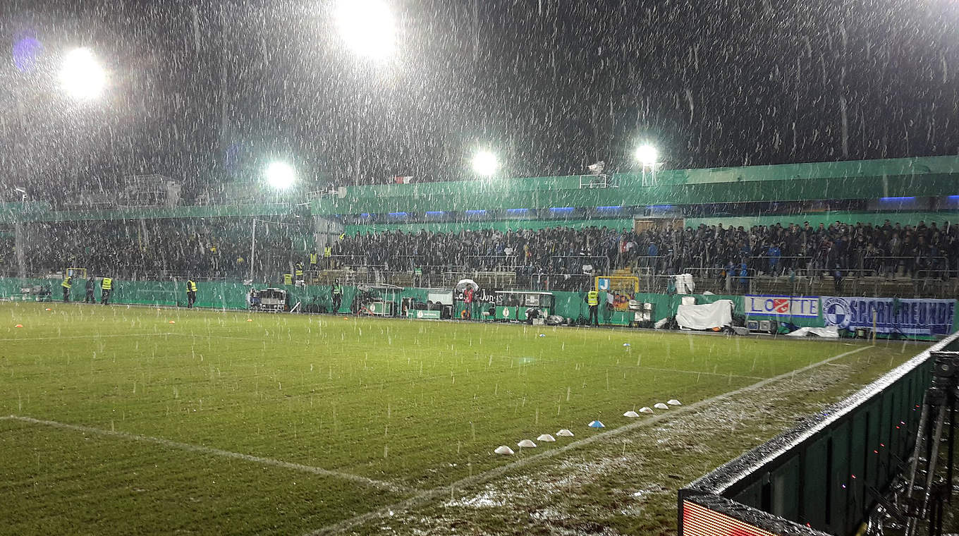 Heavy snowfall plagues the pitch at Sportfreunde Lotte © 